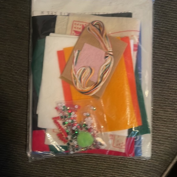 Felt wall hanging kit 15” x 18” “Snowball Penguin” - Picture 2 of 2